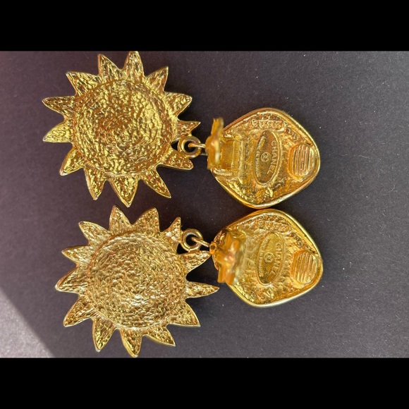 Chanel vintage gold plated faux pearl clip on earrings - Picture 5 of 6